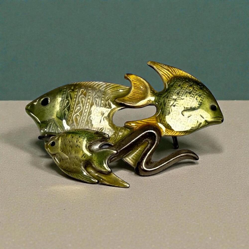 Vintage KC Enamel Angelfish Brooch-Green and gold tone-mid century fish Pin. - Picture 4 of 9